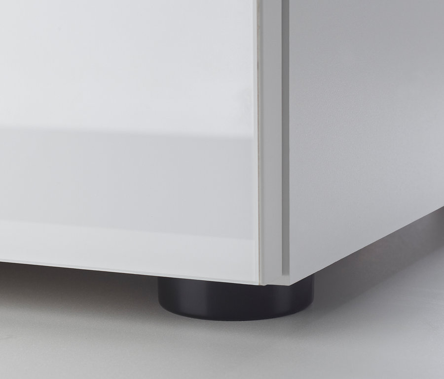 Detail eines weißen Möbels mit einem schwarzen Fuß.