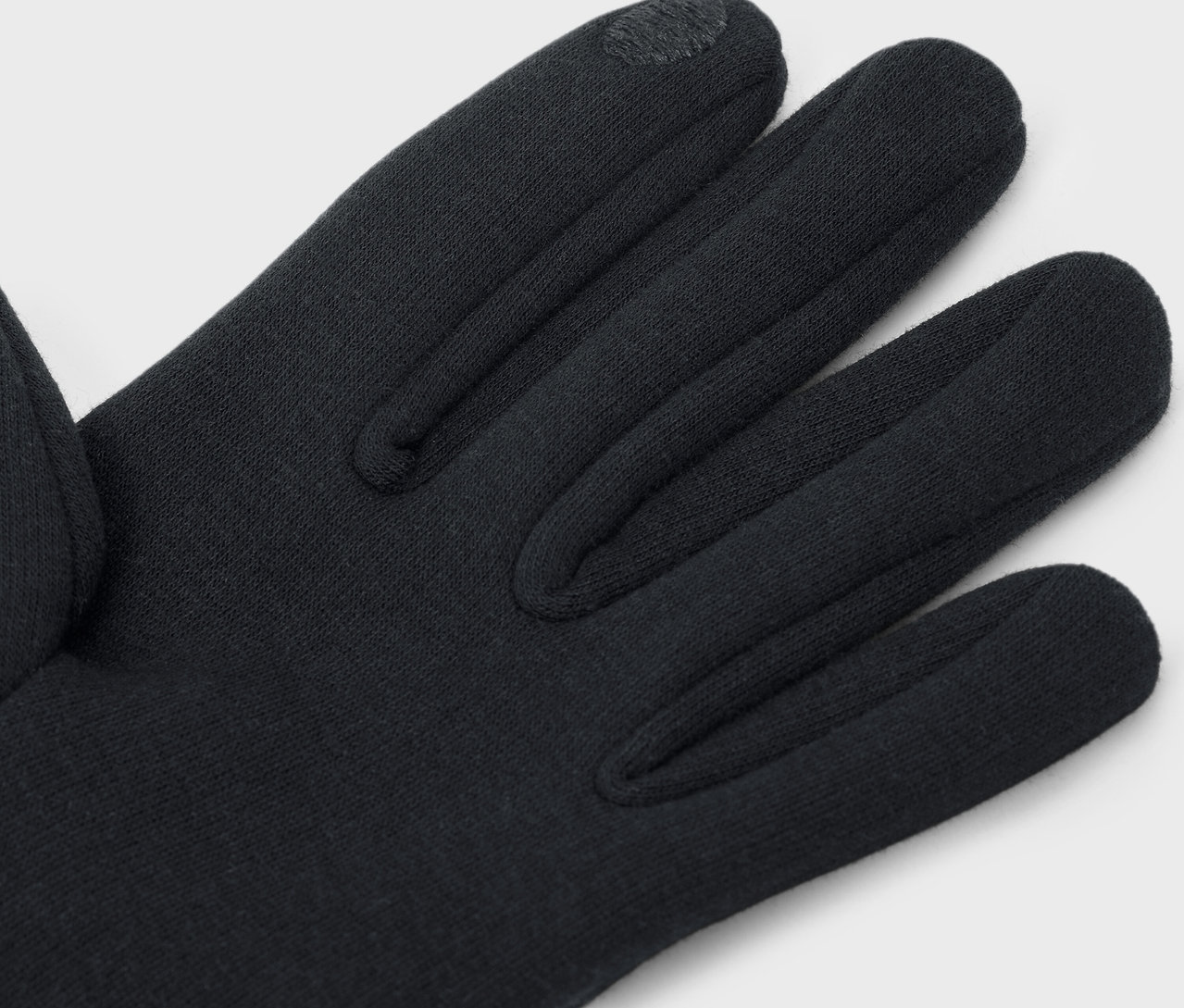 Detailansicht einer Handfläche mit schwarzem Handschuh.