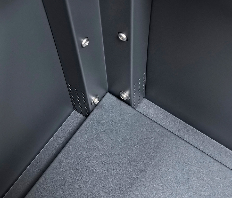 Detailaufnahme einer Ecke einer grauen Metallkonstruktion, befestigt mit Schrauben.
