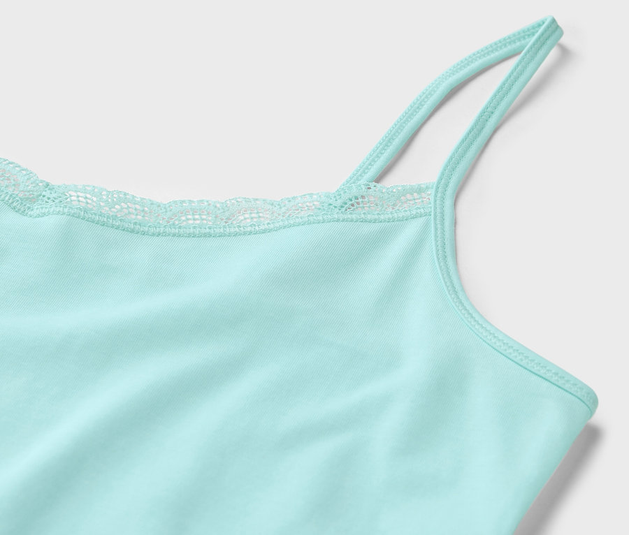 Detailansicht eines hellblauen 2 Hemdchen mit Spitze am Saum.