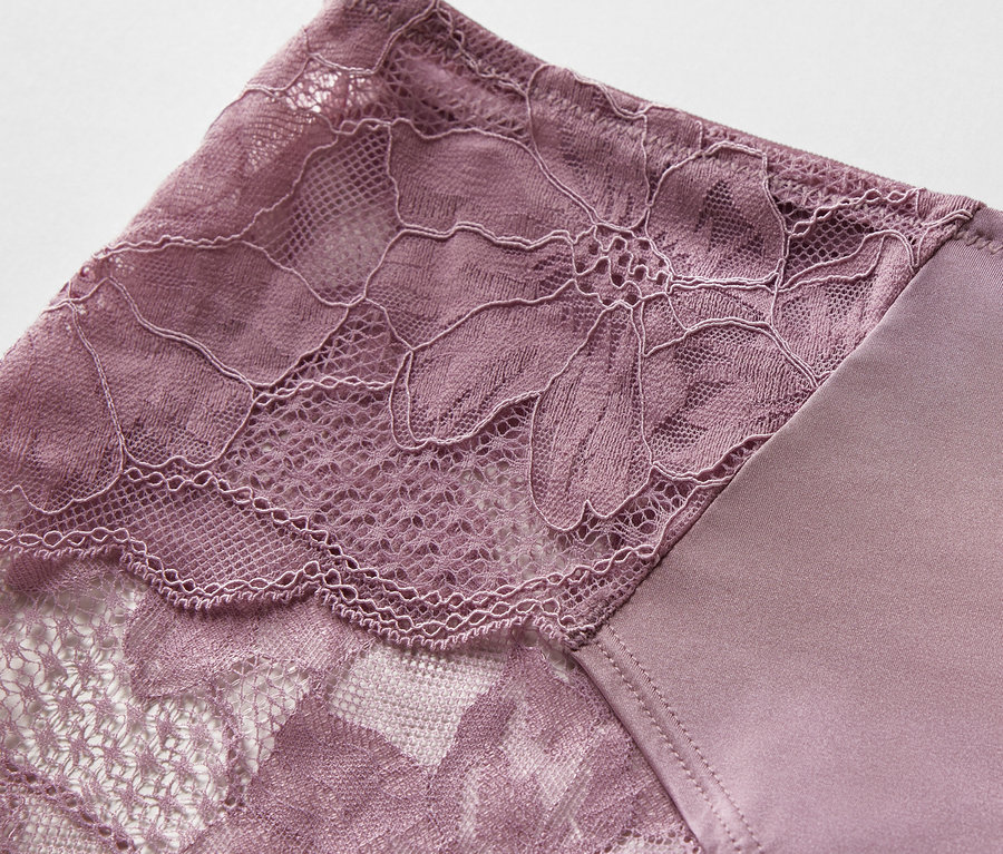 Detailaufnahme von 3 Pantys in Lila mit Blumenspitze.