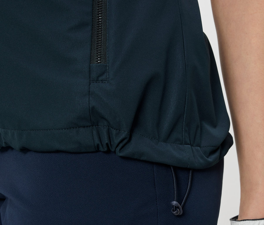 Detailaufnahme einer Damen Softshellweste.