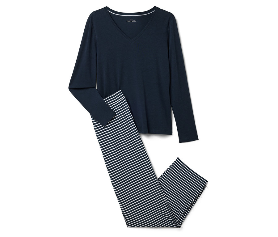 Ein dunkelblauer Schlafanzug mit langen Ärmeln und gestreiften Hosen liegt auf einem weißen Hintergrund.