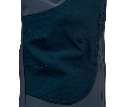 Detail einer blau-grauen Hose mit Tasche.