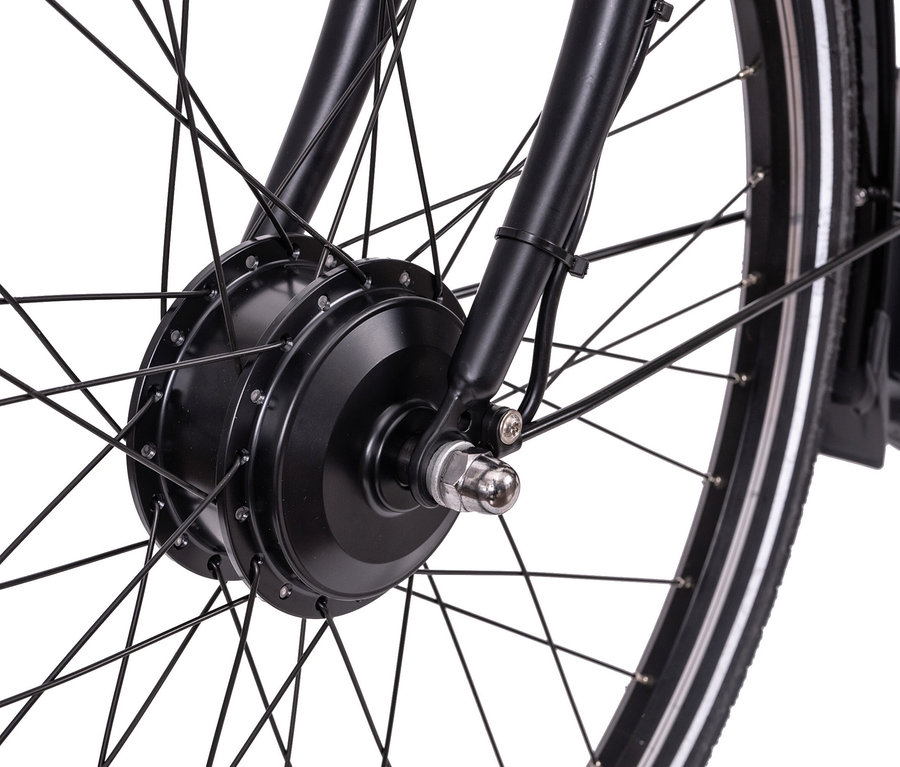 Detailaufnahme vom Vorderrad eines schwarzen HAWK E-City Comfort Fahrrads mit silberner Radnabe.