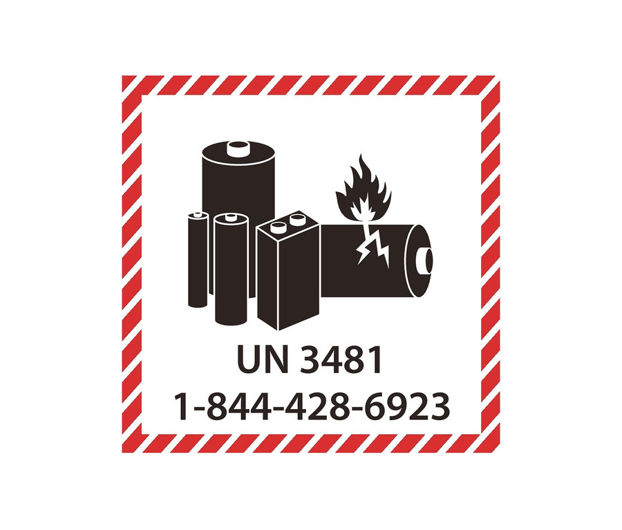 Schwarze Silhouetten verschiedener Batterien mit Flamme und Blitz in rot umrandetem Quadrat mit der Aufschrift UN 3481 und Telefonnummer.