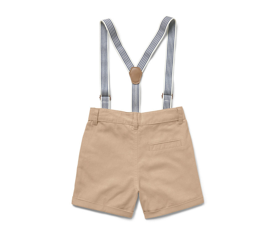 Beige Kinder-Shorts mit blau-weiß gestreiften Hosenträgern.