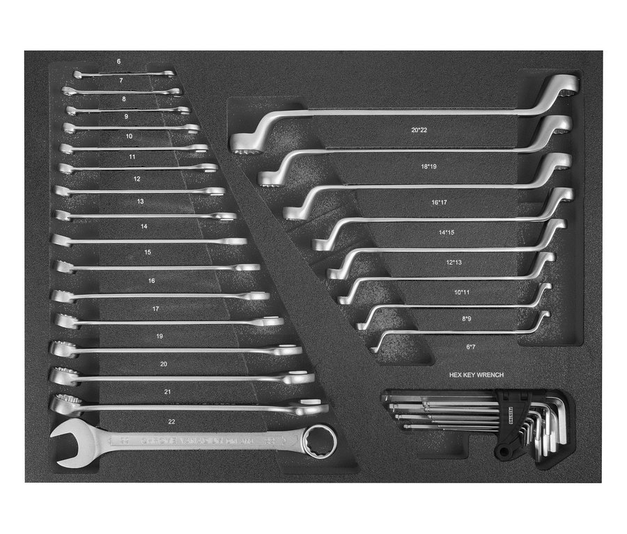 Ein Set silberner Schraubenschlüssel unterschiedlicher Größen, angeordnet in einem schwarzen Schaumstoffkoffer, von FEISTOS Werkstattwagen, 158-teilig.