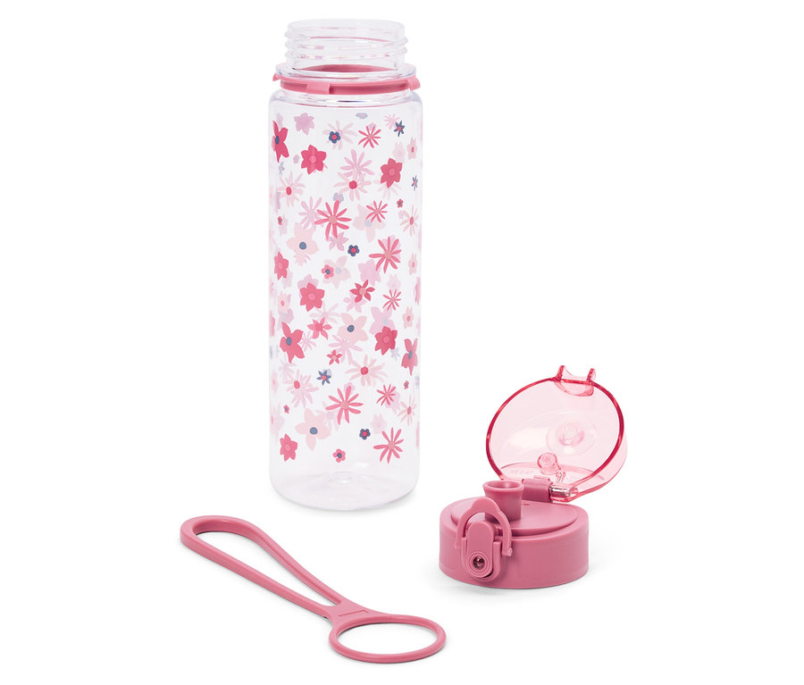 Eine durchsichtige Wasserflasche mit rosa Blumenmuster, ein Deckel und ein Halter auf weißem Hintergrund.