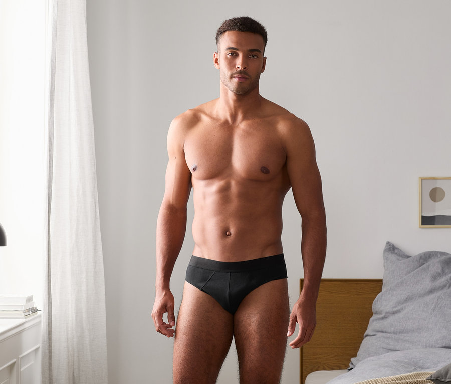 Ein Mann steht und trägt 5 Slips.