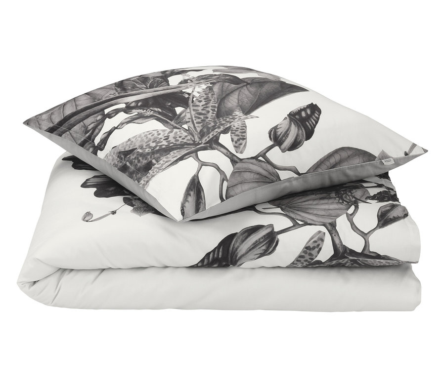 Ein schwarz-weißes Bettwäsche-Set mit Blumenmuster.