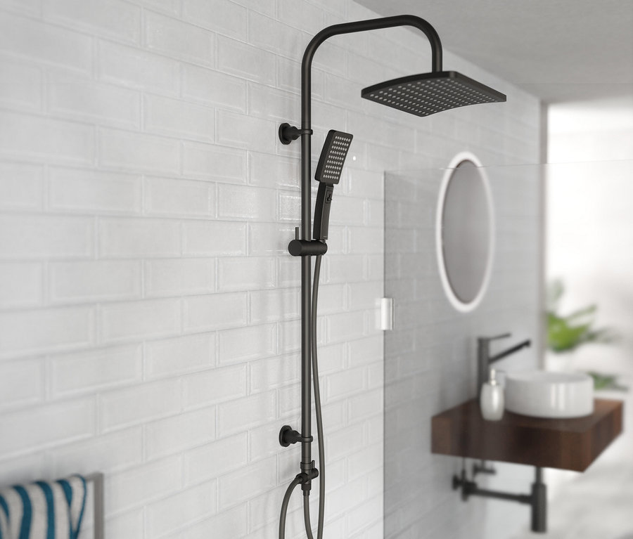 Schwarzes Überkopfbrause-Set »Mallorca« an einer weißen Badezimmerwand.