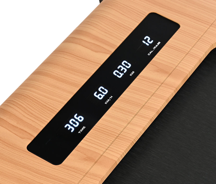 Nahaufnahme eines Walking-Pads »4.2 Holzoptik« mit Anzeige von Zeit, Geschwindigkeit, Distanz und Kalorienverbrauch.