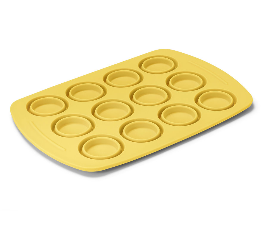 Gelbe Silikon-Muffinform mit zwölf Mulden.