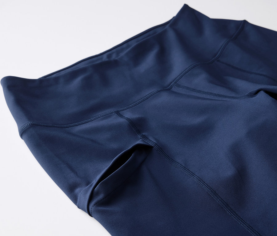 Detailaufnahme einer marineblauen 3/4-Trekking-Tight mit einer Seitentasche.