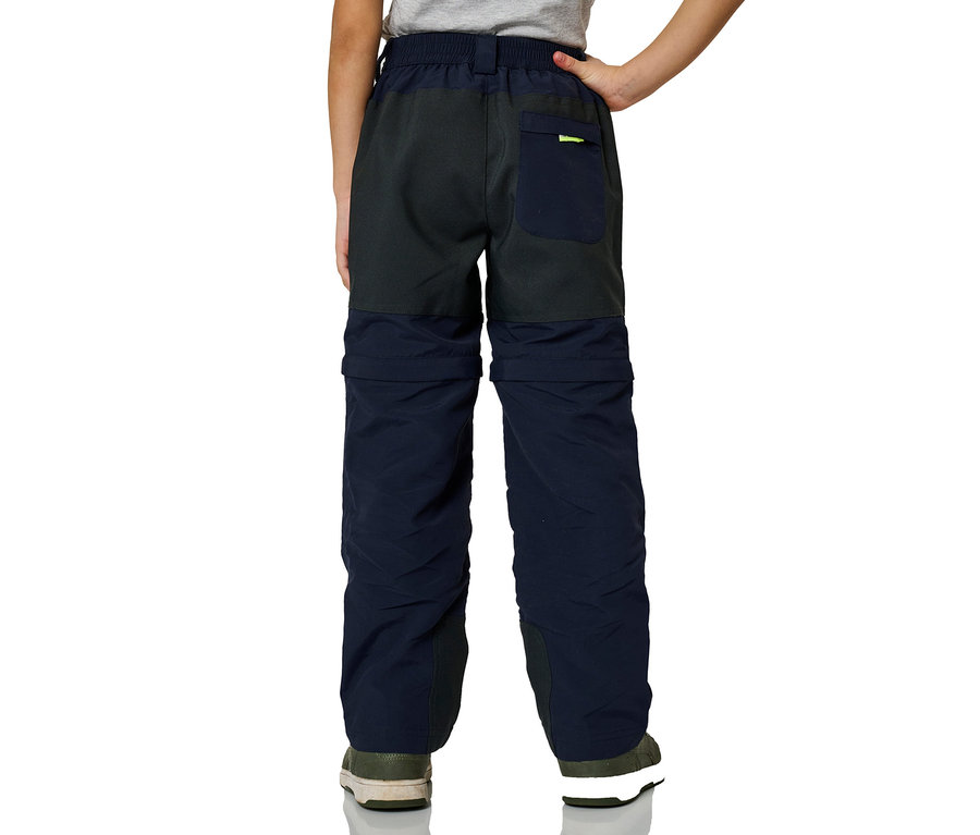 Junge von hinten trägt marine Jako-O Zipp off Hose.