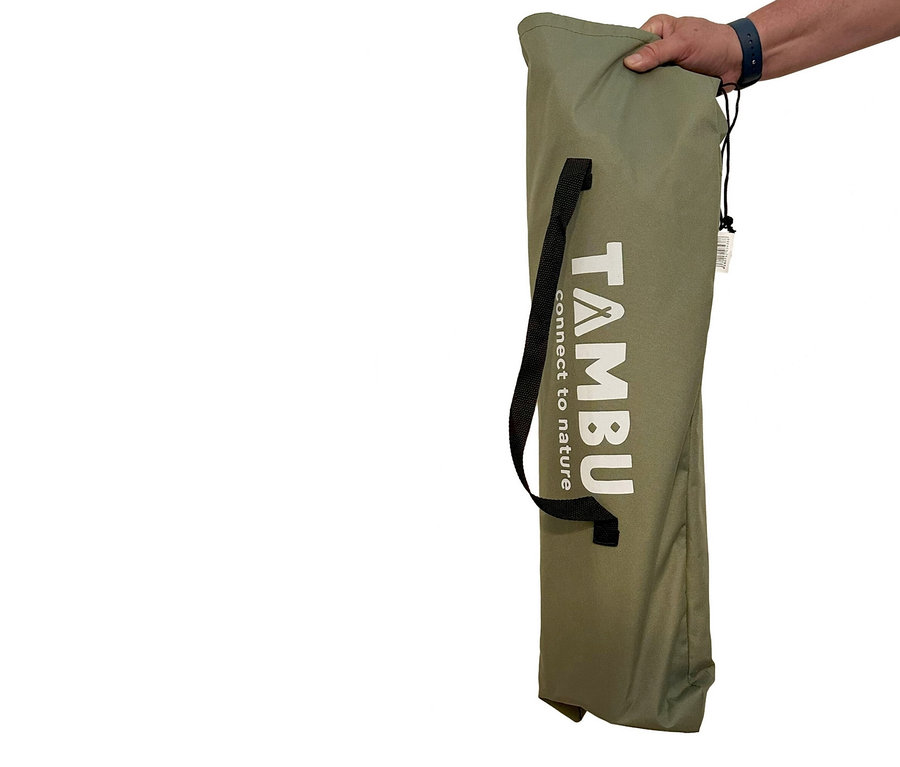 Eine Hand hält eine olivgrüne Tambu LAJA Camping-Faltstuhltasche.