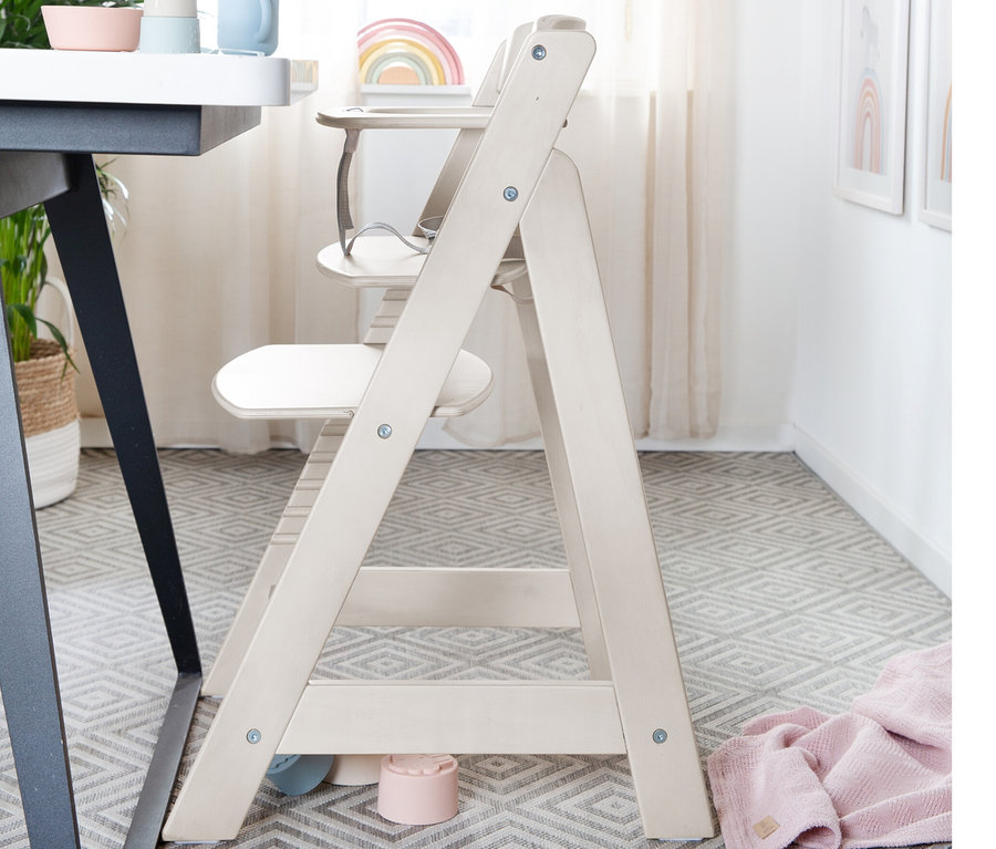 Ein roba Babystuhl »Sit Up Flex« steht neben einem Tisch auf einem Teppich.