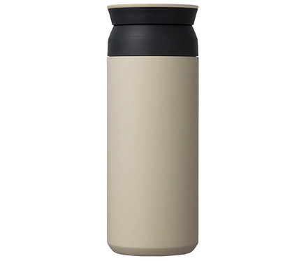 Beige Thermoskanne mit schwarzem Deckel auf weißem Hintergrund.