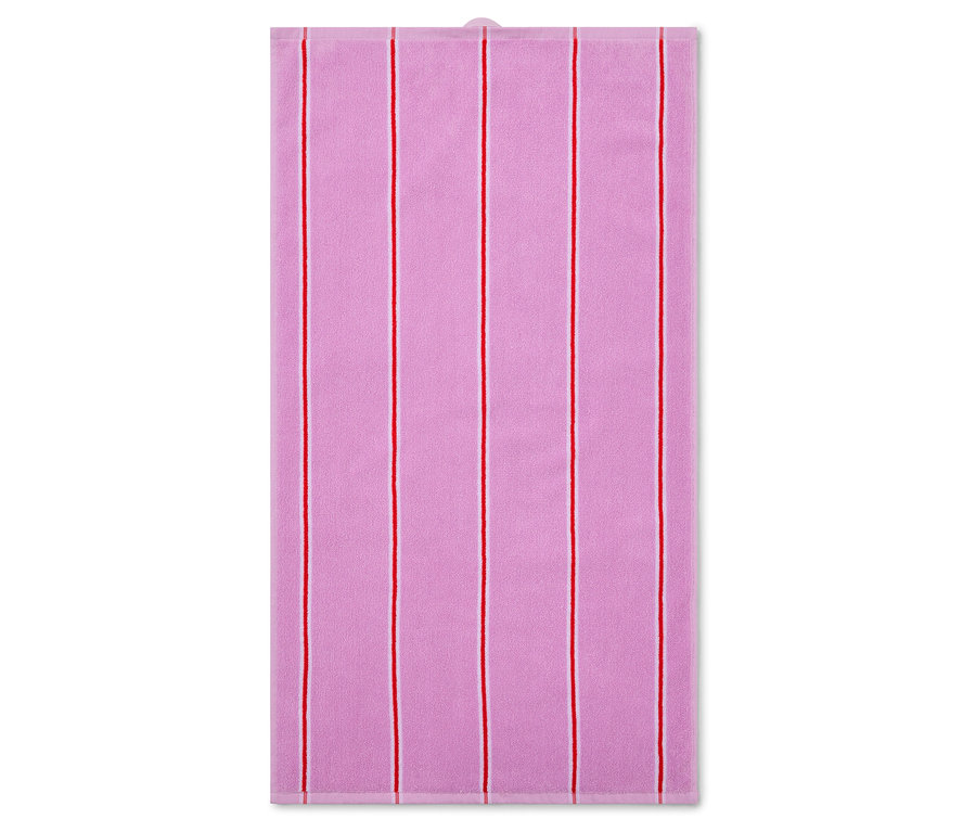 Ein rosa Handtuch mit roten Streifen hängt.