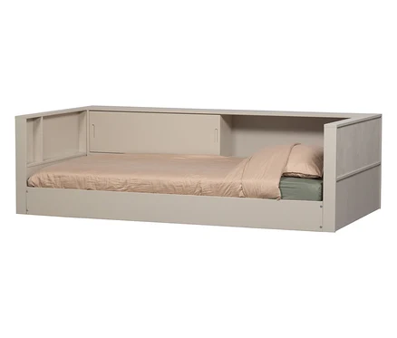 WOOOD Kiefernholz-Bed-Bank »Carter« in Staubfarbe mit hellbrauner Bettwäsche und Kissen.