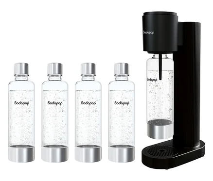 Schwarzer Sodapop Wassersprudler Cooper Pro mit einer eingesetzten und vier separaten, befüllten Flaschen.