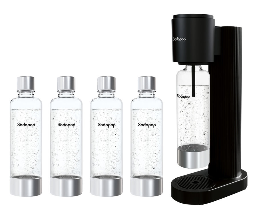 Schwarzer Sodapop Wassersprudler Cooper Pro mit einer eingesetzten und vier separaten, befüllten Flaschen.