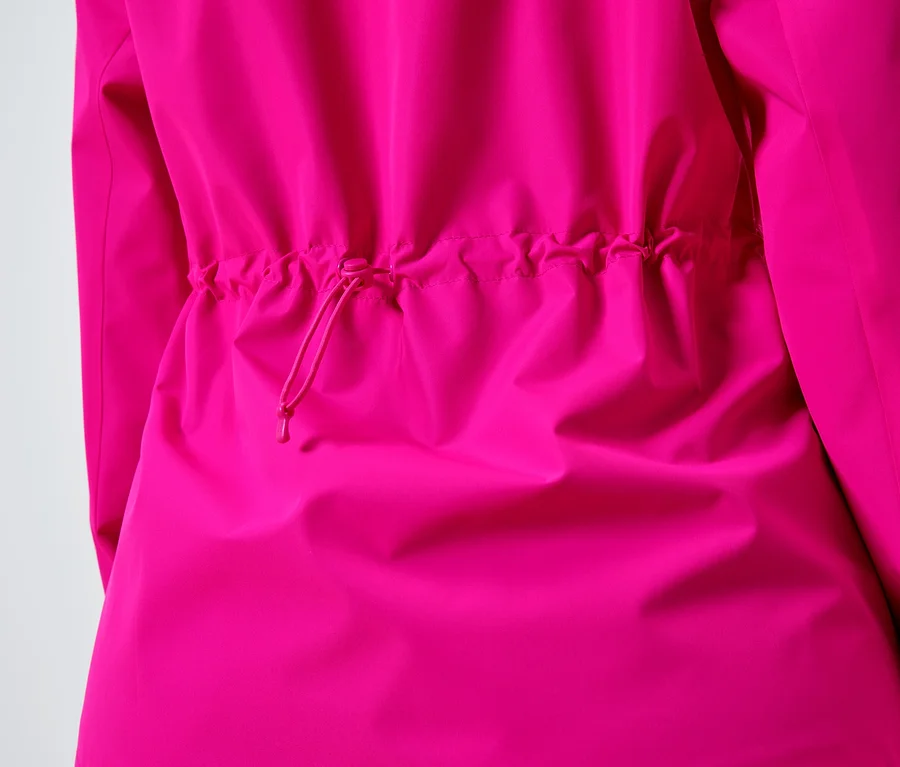 Nahaufnahme der Rückseite einer pinkfarbenen Jacke mit Kordelzug in der Taille.