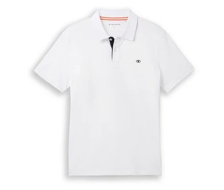 Weißes Tom Tailor Piqué Poloshirt liegt flach. Knopfleiste mit zwei Knöpfen.
