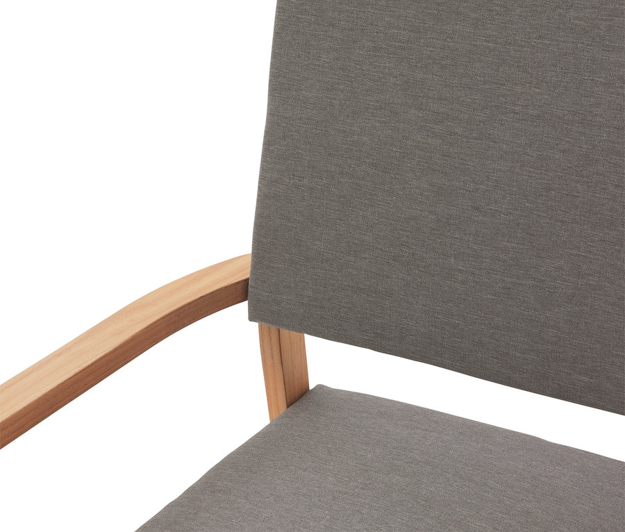 Nahaufnahme eines Stuhls mit grauem Stoffbezug und hellem Holzrahmen.