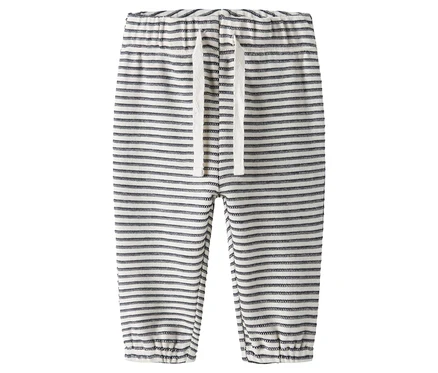 Eine gestreifte NAME IT Baby-Jerseyhose liegt vor einem weißen Hintergrund.