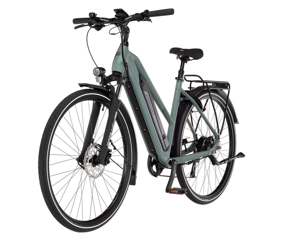 Ein graues FISCHER Trekking E-Bike VIATOR 2.1 ACTIVE mit Gepäckträger steht vor einem weißen Hintergrund.