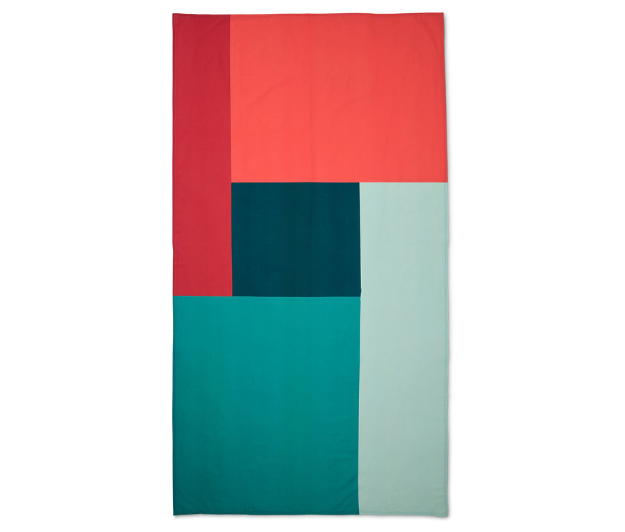 Mehrfarbiges geometrisches Tuch mit roten, grünen und blauen Farbblöcken.