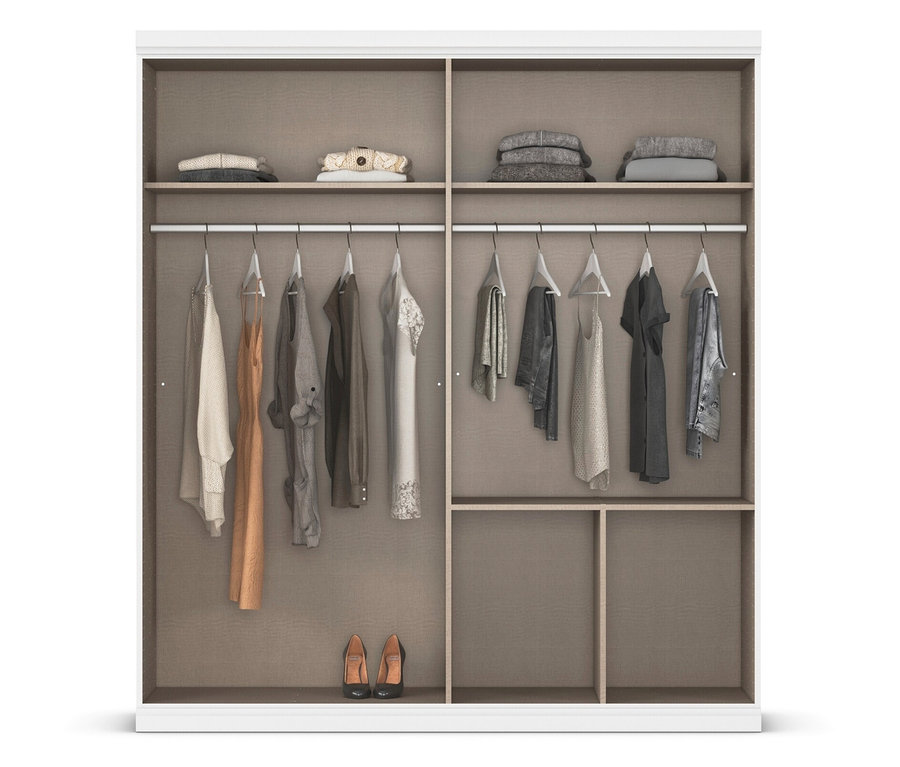 Offener Kleiderschrank mit Kleidung auf Kleiderbügeln und gefalteter Kleidung in den Regalen. Zwei Schuhe stehen unten.