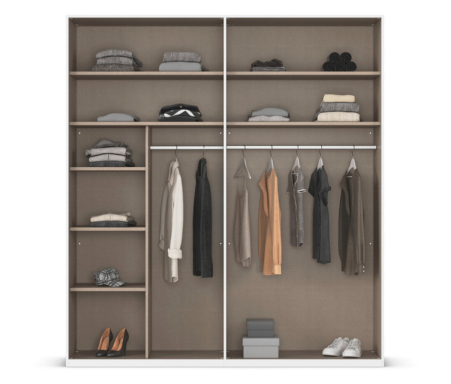 Offener Kleiderschrank mit Regalen, Hängestangen, gefalteter Kleidung, Schuhen und Schuhkartons.