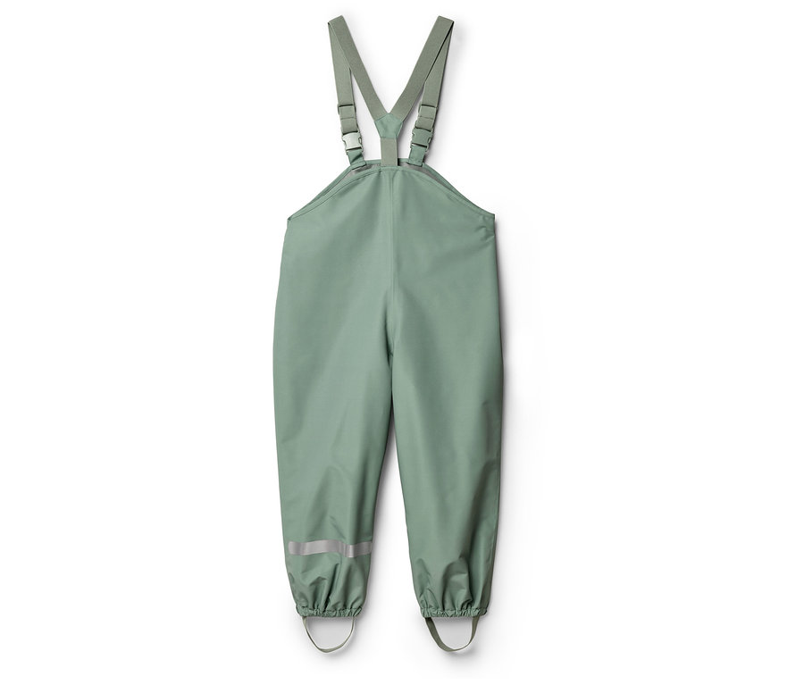 Grüne Regenhose mit Hosenträgern und Reflektoren an den Beinenden vor weißem Hintergrund.