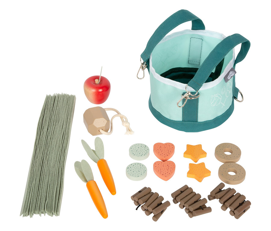 Das small foot Pferdefutter-Set mit Tasche umfasst Spielzeug wie Karotten, Äpfel, Heu, Leckerlis und eine hellblaue Tasche mit Tragegriffen.
