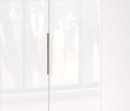 Weißer Hochschrank mit zwei Türen und silbernen Griffen vor einem Fenster.