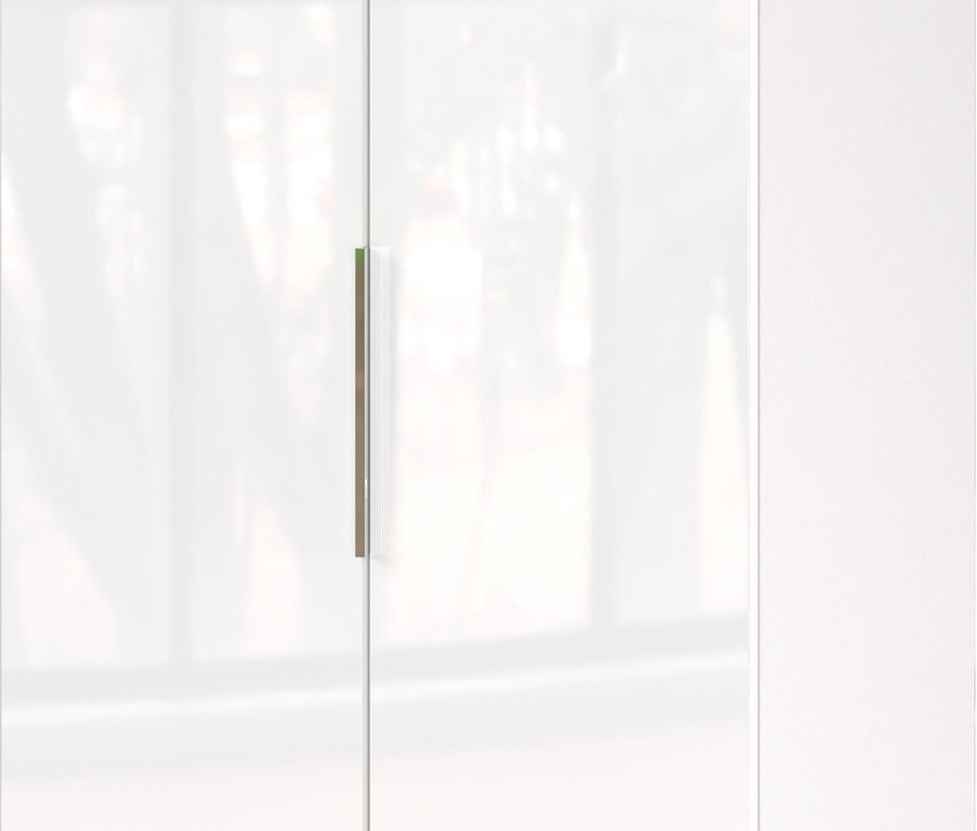 Weißer Hochschrank mit zwei Türen und silbernen Griffen vor einem Fenster.