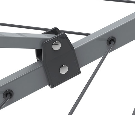 Detailansicht eines grauen Wäscheständers mit silbernen Nieten.