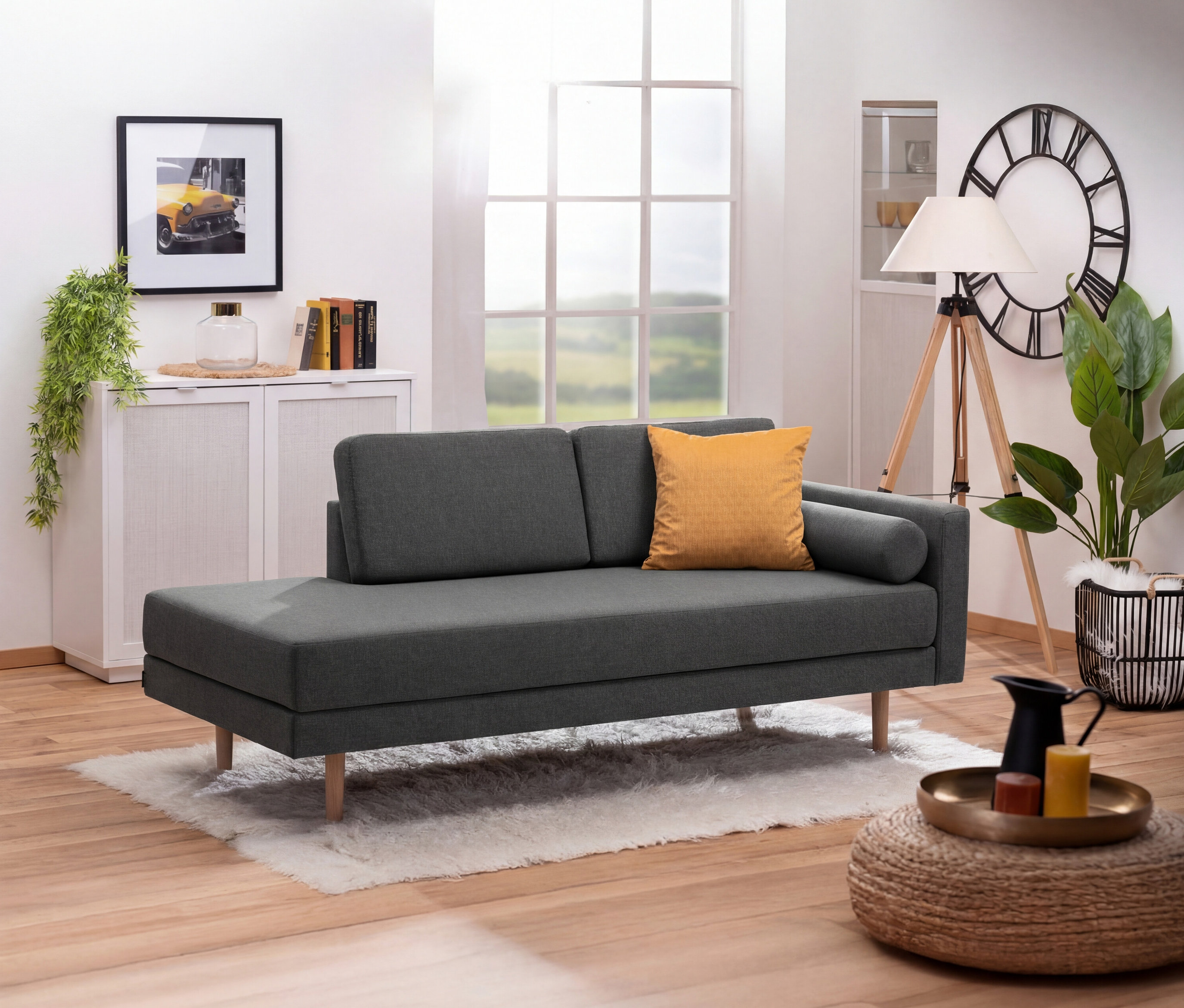 Anthrazitfarbene Récamiere »Ivo« mit verstellbarer Armlehne rechts steht auf einem Teppich in einem Wohnzimmer.