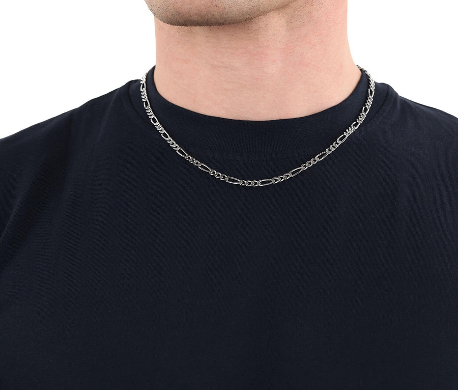 Mann trägt eine silberne Figaro-Halskette vor einem schwarzen T-Shirt.