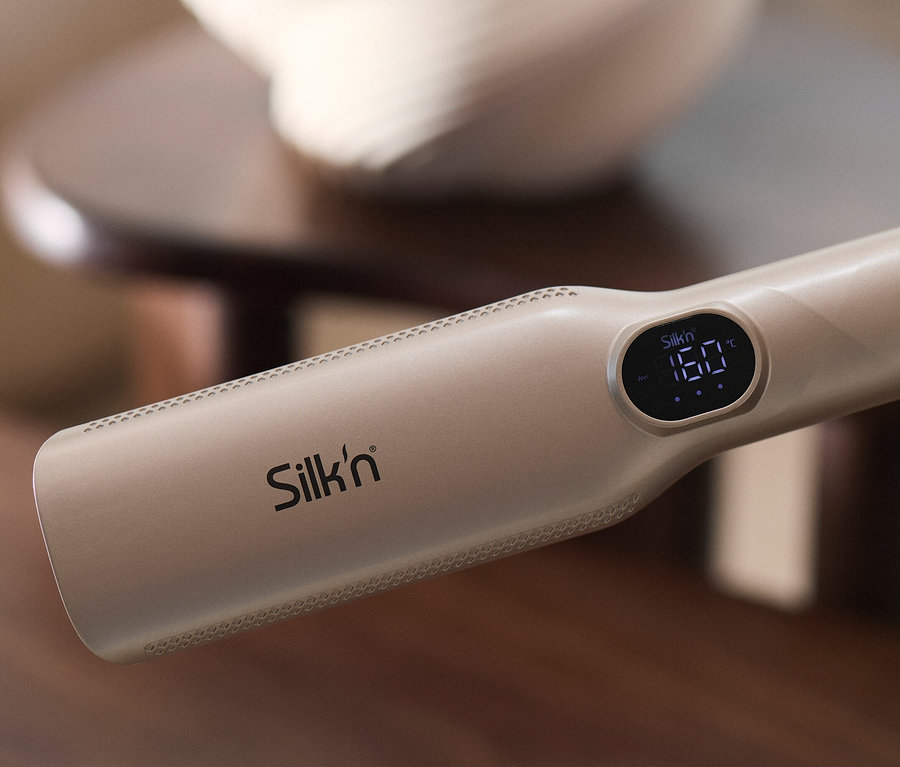 Nahaufnahme eines beigen Silk'n-Haarglätters mit digitaler Anzeige, die 160 Grad anzeigt.