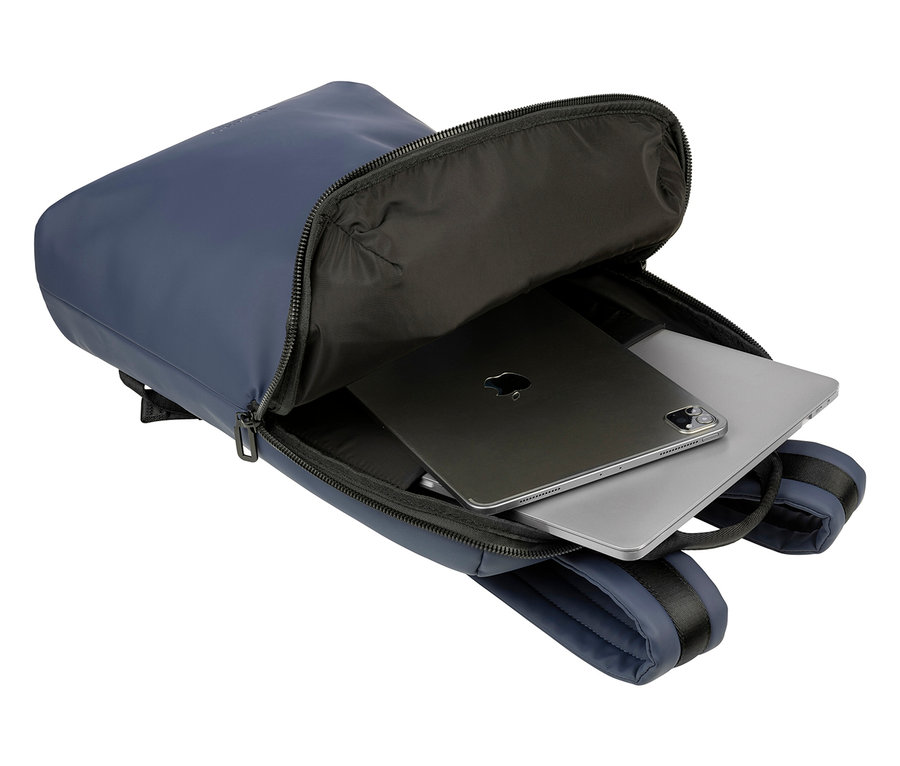 Offener marineblauer Rucksack mit schwarzem Reißverschluss, in dem sich ein schwarzes Tablet und ein silberner Laptop befinden.