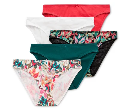 Fünf Baumwollslips in Rot, Weiß, mit Blumenmuster, Dunkelgrün und mit bunten Blättern liegen übereinander.