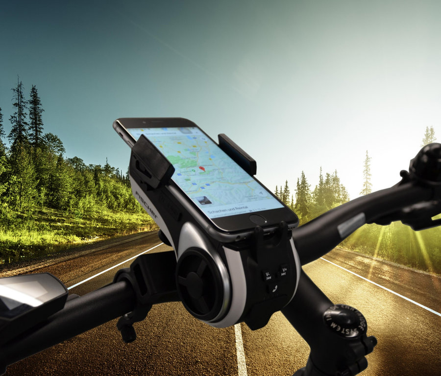 Fahrradlenker mit montierter FISCHER Fahrrad-Multimedia-Smartphone-Box, die ein Smartphone mit Navigationsanzeige hält.