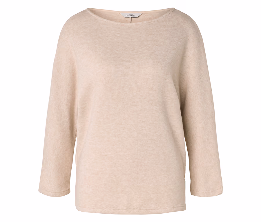 Ein beiger Pullover mit Rundhalsausschnitt und Dreiviertelärmeln liegt auf einem weißen Hintergrund.