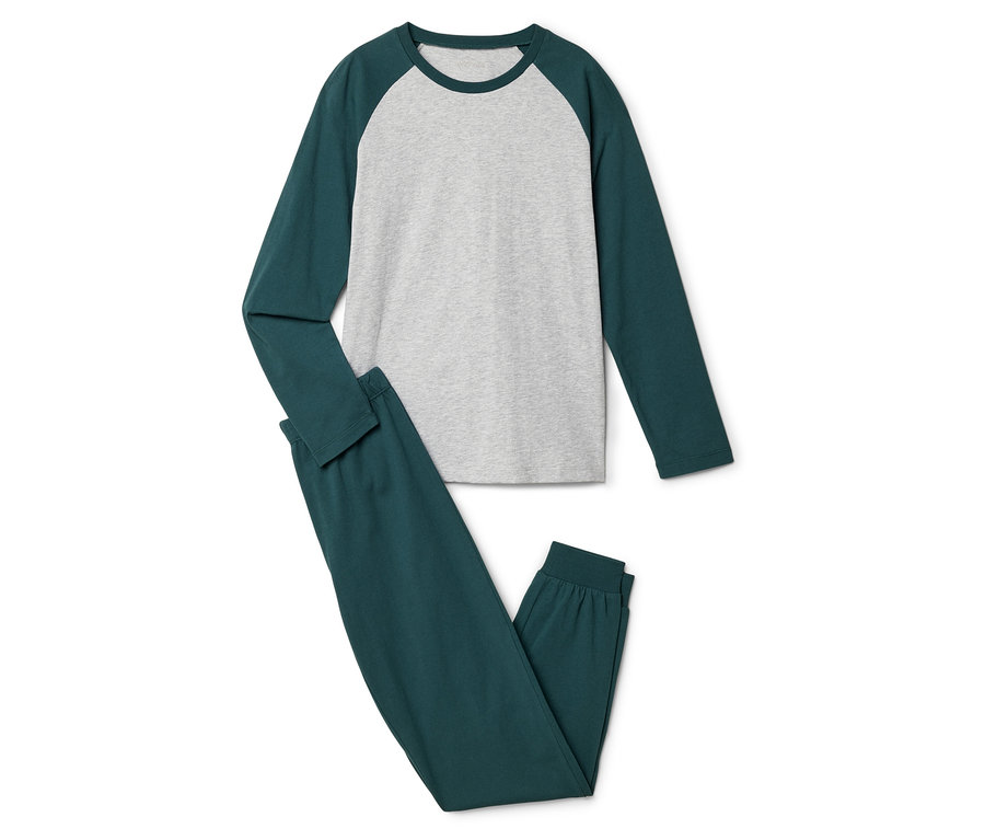 Ein dunkelgrüner Pyjama mit grauem Oberteil liegt auf einem weißen Hintergrund.