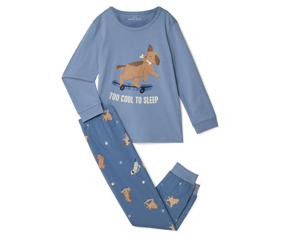 Hellblauer Schlafanzug mit langärmligem Oberteil und langer Hose. Das Oberteil zeigt einen braunen Hund auf einem Skateboard mit der Aufschrift "TOO COOL TO SLEEP". Die Hose hat ein Muster aus Hunden und Knochen.