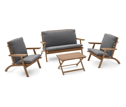 Gartenmöbelset aus Holz mit grauen Kissen, bestehend aus einem Sofa, zwei Sesseln und einem Tisch.